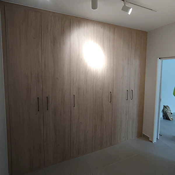 Armario seis puertas batientes en roble